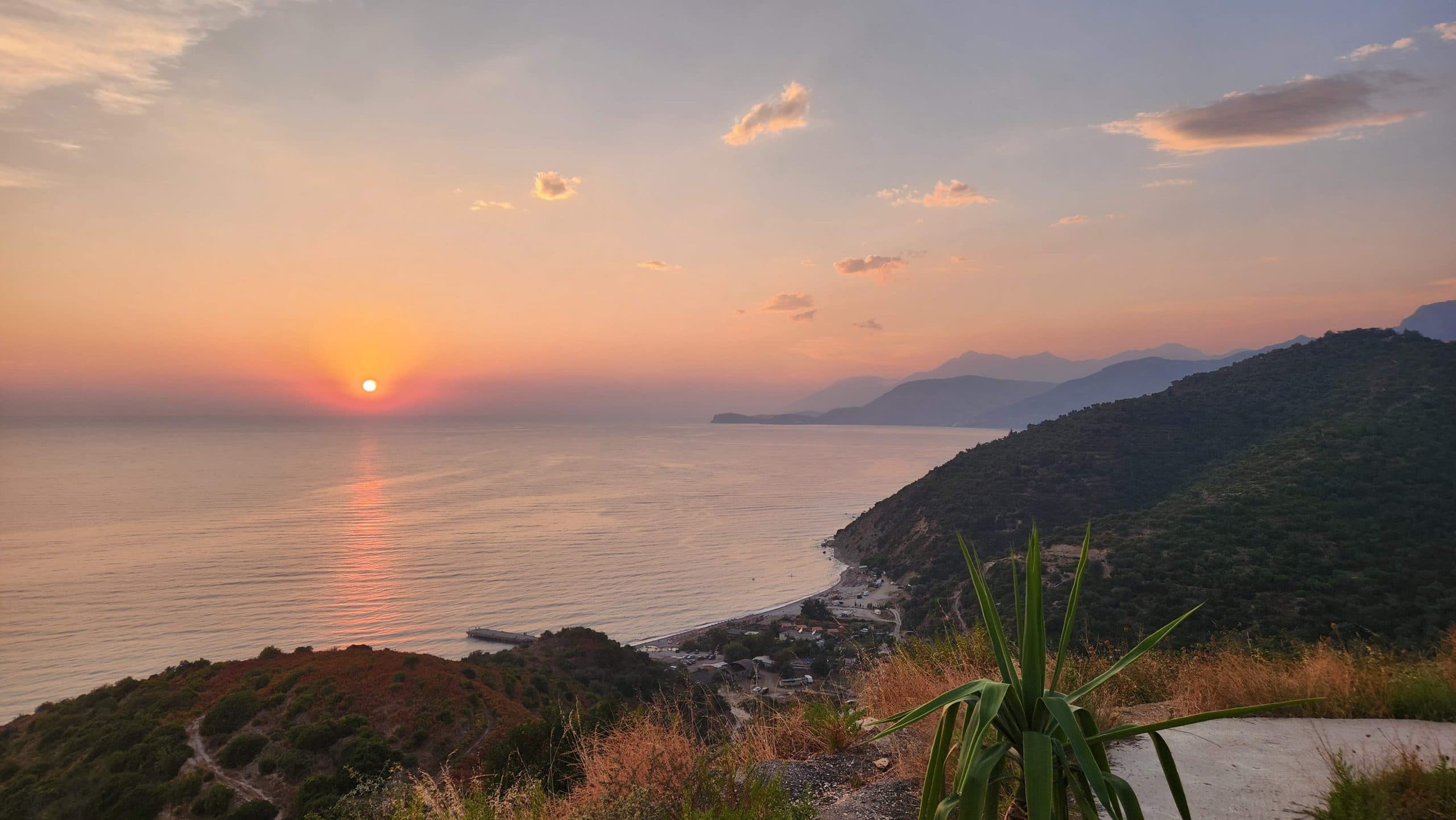 Die albanische Riviera bei Sonnenuntergang